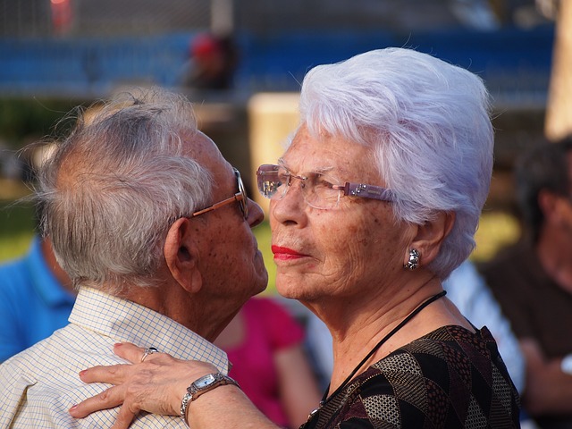 starší pár při tanci