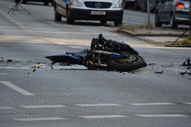 vybouraný motocykl