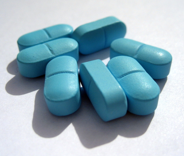Modré tabletky položené na bielom podklade.jpg