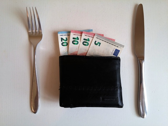 Peniaze, príbor a peňaženka.jpg